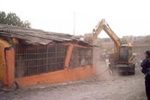 İzmir'de iş yerlerinin kaçak eklentileri yıkılıyor