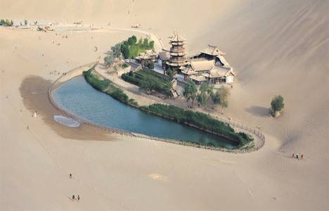 Çin'deki Hilal Gölü turizm merkezi haline geldi!