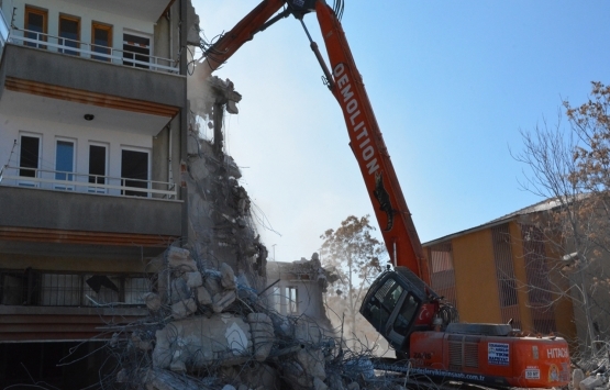 Malatya da depremde ağır hasar alan bina yıkılıyor!