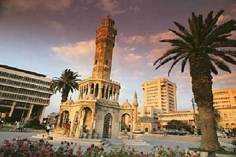 İzmir'de icradan satılık bir işyeri ve 3 konut! 900 bin TL'ye!