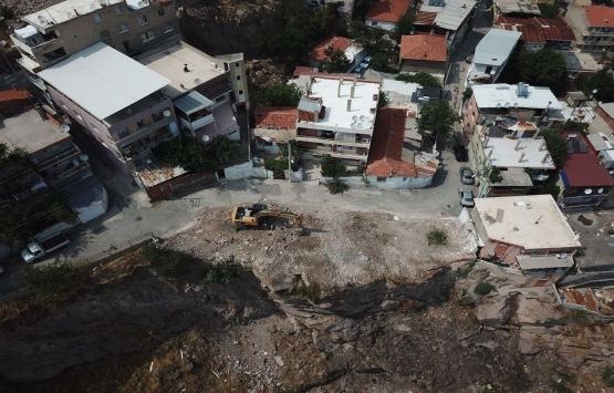 Bayraklı daki riskli 6 bina yıkılıyor!