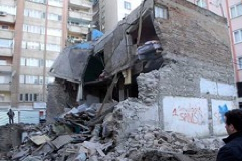 Samsun'daki temel kazısı, binanın yarısını yıktı