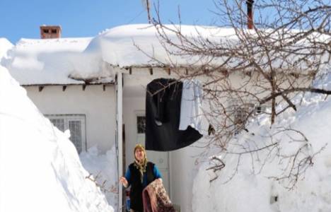 Bitlis'te tek katlı evler kara gömüldü! 