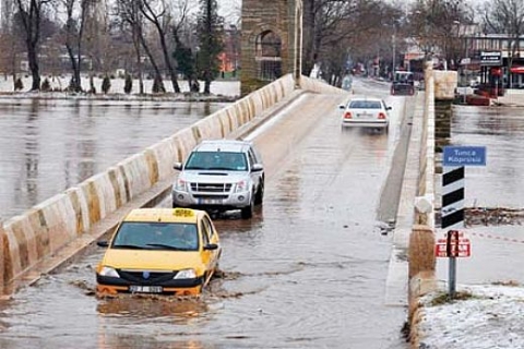 Tunca kenarındaki sosyal tesisler ve çay bahçeleri boşaltıldı!