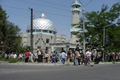 Kırgızistan güneyindeki çatışma mağdurlarına daire veriyor!