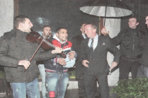 Ali Ağaoğlu Moran Lisesi'nden arkadaşlarıyla Asmalımescit'te eğlendi!