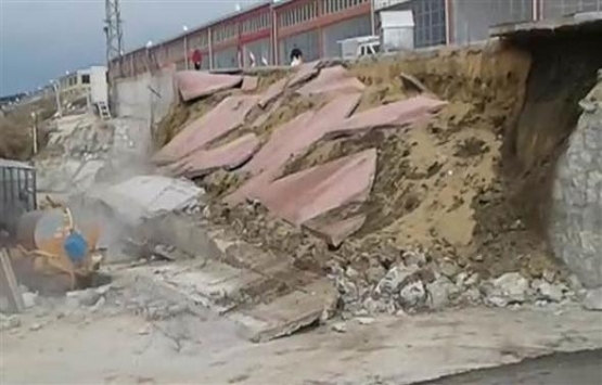 Çorum da küçük sanayi sitesinin istinat duvarı çöktü!