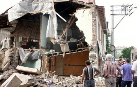 Bursa'da temel kazısında komşu evin duvarı yıkıldı!