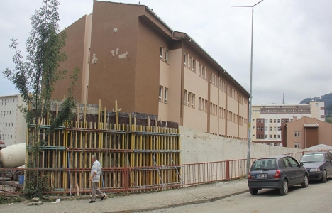 Rize Merkez İmam Hatip Ortaokulu nun bahçesine viyadük!