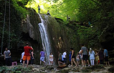 Sinop Erfelek Tatlıca Şelaleleri'ne ziyaretçi akını!