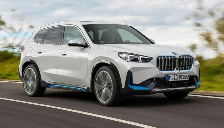 Dengeli ağırlık dağılımı ile BMW İX1 bayilerde