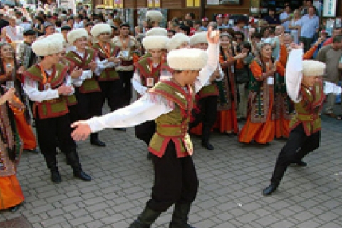 Türk projeleri Bayrak Bayramı'yla hizmette