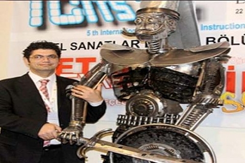 Bursa'daki 24. Uluslararası Yapı Fuarı ve Yaşam Kongresi'nde hurda atıklar heykele dönüştü!