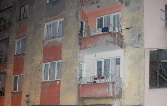 Trabzon’da 4 katlı riskli bina boşaltıldı!