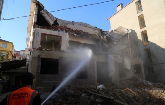 Gölcük’te tehlike saçan bina yıkıldı!