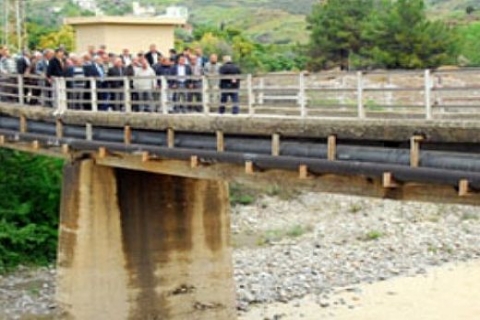 Sedre Çayı üzerindeki köprünün yıkılması için köprü üstünde eylem yaptılar!