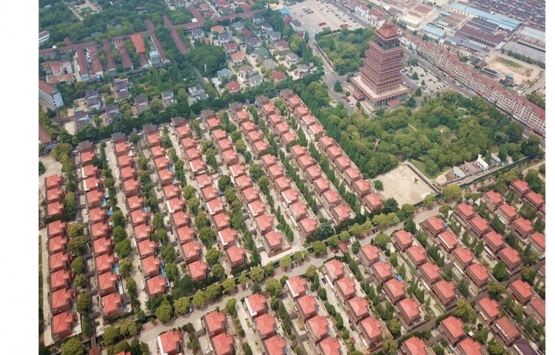 Çinli muhtar köydeki herkese ev veriyor!