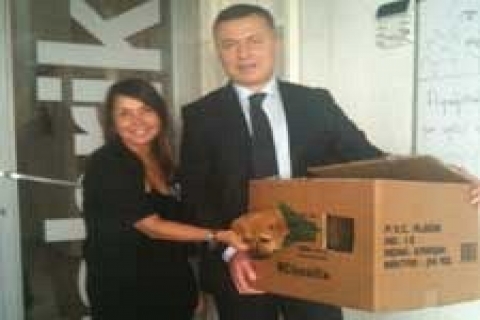 Fikret İnan bir yavru köpeği evine aldı!