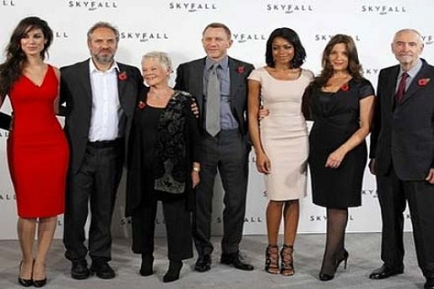 İngiltere'de James Bond filmi çekimlerinde kır evi kül oldu!