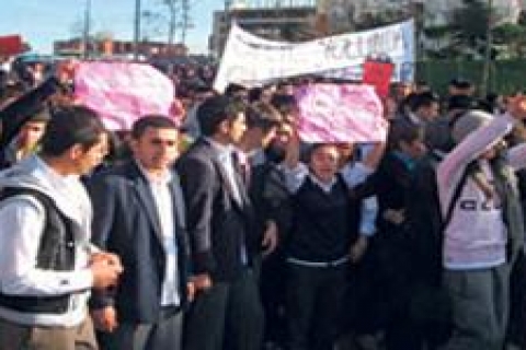 7 yıldır binası olmayan lisenin öğrencileri protesto için yürüdü