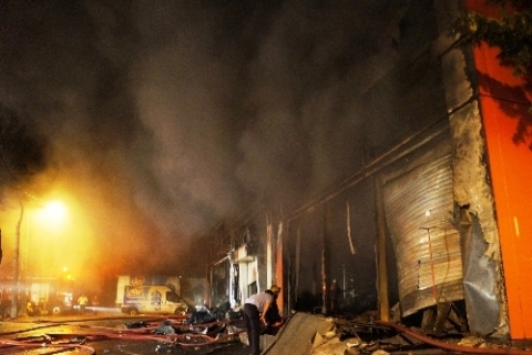  Kahramanmaraş'ta tekstil fabrikasında yangın çıktı!