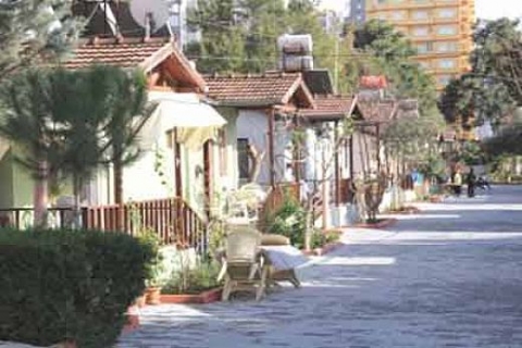 Adana'da yaşlılar için yaptırılan küçük evlerin sayı 40'a çıktı!