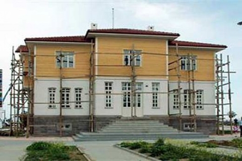 Yalova'da çatısı kısa yapılan tarihi binanın açılışı ertelendi!