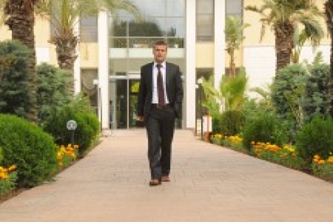 şah inn Paradise'de babalar çocuklara bakıyor!