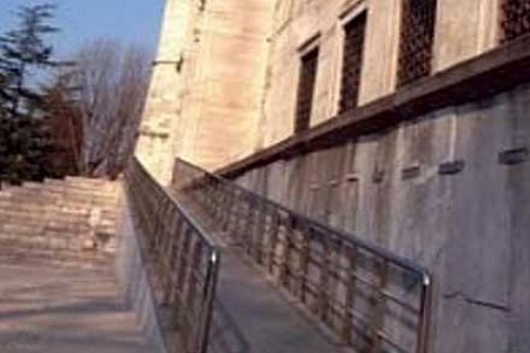 Sultanahmet Camii'nin girişindeki rampa tarihi dokuya zarar veriyor!