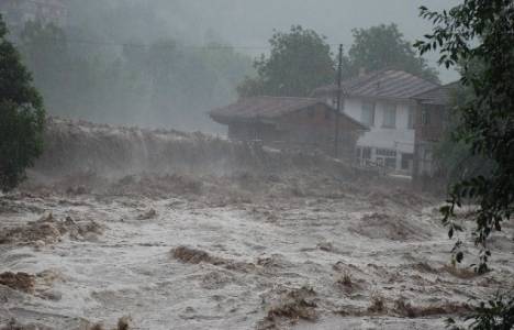 Erzincan'da sel nedeniyle 9 ev hasar gördü!
