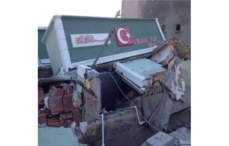 Arnavutköy'de güçlendirme çalışması sırasında üç katlı bir bina çöktü!