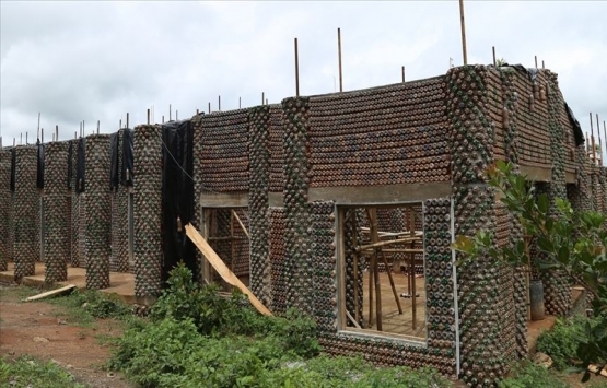 Nijeryalı mimar doğayı korumak için plastik şişelerden ev inşa etti!