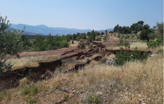 Mersin de toprak kayması! 2 evde hasar!