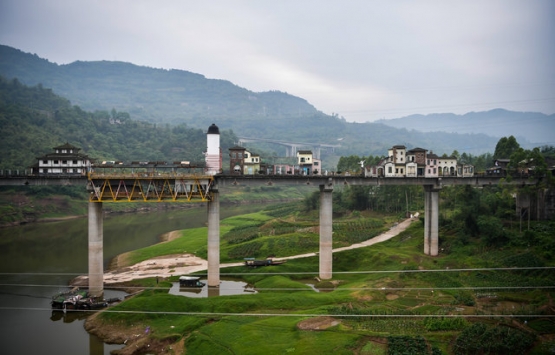 Çin deki sıra dışı köprü görenleri hayrete düşürüyor!