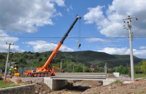 Kocaeli Eşme Maden Deresi Köprüsü’nün kirişleri yerleştirildi!