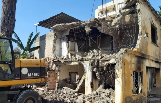 Mersin Akdeniz de 2 katlı metruk bina yıkıldı!