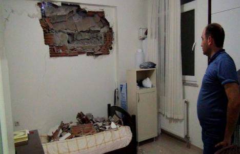 Karşıyaka'da yıkım sırasında 3 dairenin duvarı delindi!