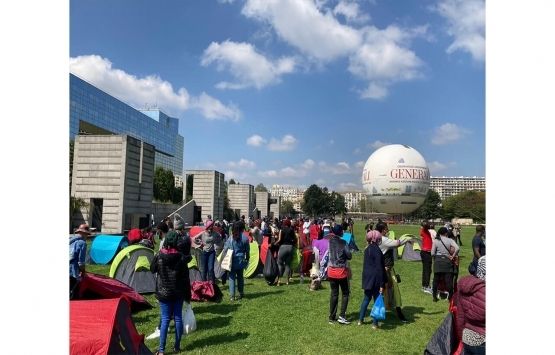 Fransa da sokakta kalan 600 göçmen ve evsiz Paris Valiliği önünde çadır kurdu!