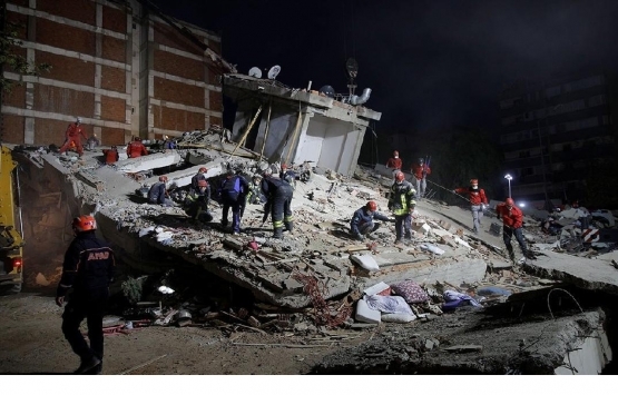 İzmir'de evsiz kalan depremzedeler acil destek bekliyor!