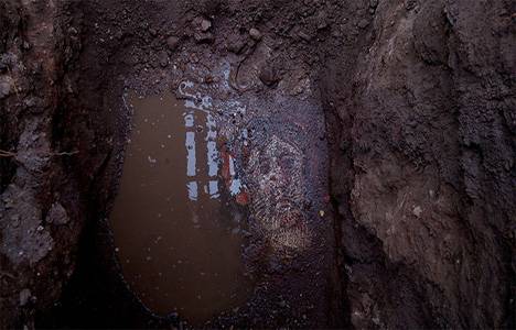 İznik'te kanalizasyon kazısında 'insan yüzü figürlü' taban mozaiği bulundu!