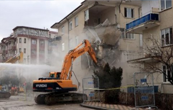Elazığ’daki 4 katlı bina depremden sonra çöktü!