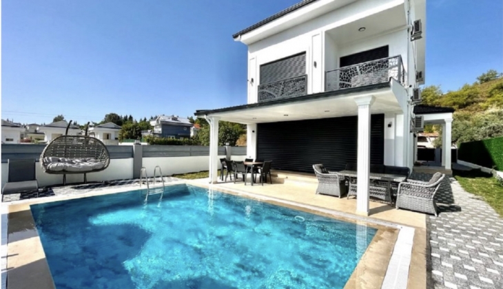 Karlık Foça Villaları’nda hemen teslim eşyalı villa fırsatı!