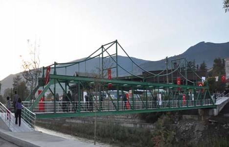 Karabük'te iki mahalleyi otobüs terminaline bağlayan köprü açıldı!