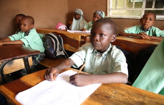 Nijeryalı genç babasından kalan binayı okula dönüştürdü!