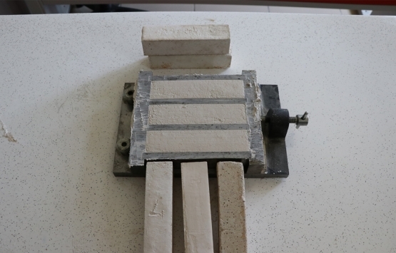 Niğde de lise öğrencisi inşaatlar için talaştan tuğla üretti!