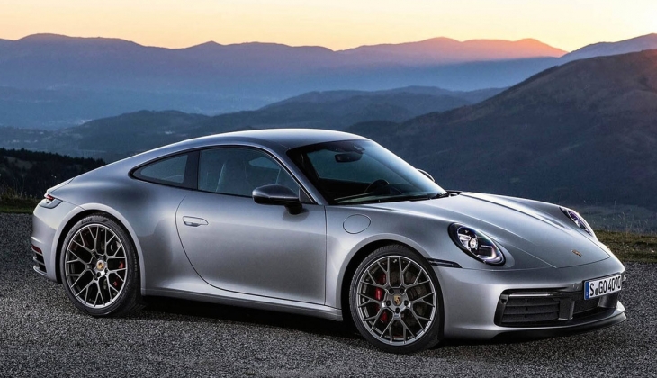 Üstün yol tutuşu ile Porsche 911 Carrera 4S bayilerde alıcılarını bekliyor