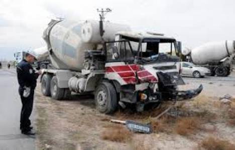 Aksaray'da beton mikseri sulama kanalına devrildi!