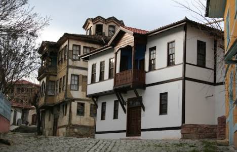 TOKİ desteğiyle onarılan Taraklı Evleri siyasetçilerin dinlenme yeri oldu!