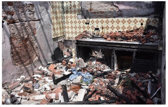 Buca'daki metruk bina mahallelinin korkulu rüyası oldu!