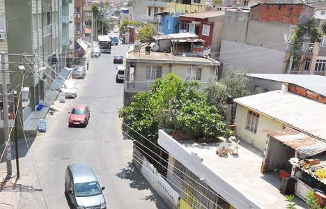 Türkiye'nin en uzun taksimli sokağında kaldırım olmaması vatandaşı mağdur ediyor!